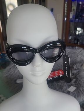 Vanlinker. Black Cat-Eye Sunglasses for Women - Glossy Frame